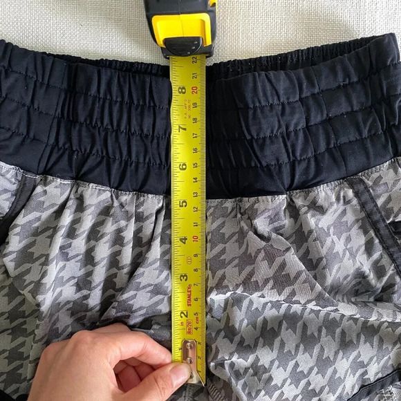 LULULEMON Tracker Short II *2-way Stretch Size 4 Houndstooth Jacquard Black Gray - Picture 7 of 8